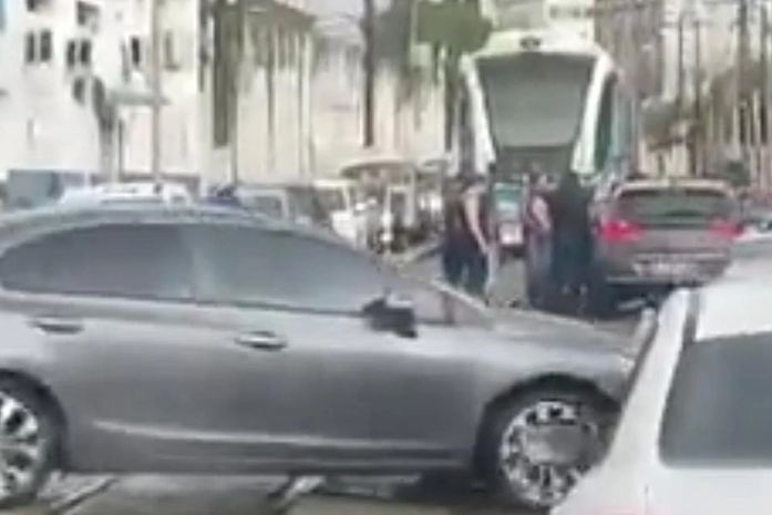Condutor de VLT freia para evitar acidente após motorista invadir linha férrea no Centro de Maceió