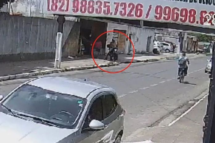 Polícia divulga imagens de homem que furtou motocicleta em supermercado na parte alta de Maceió