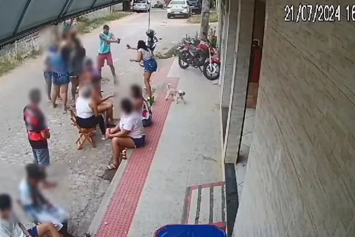 Mulher assassinada com 27 tiros pelo ex, na frente de bar, ligou para polícia minutos antes de morrer