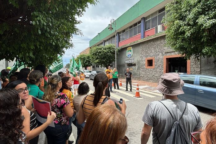Sem acordo, profissionais da educação municipal de Maceió param e cobram reajuste salarial