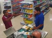 Sistema de segurança flagra homem durante assalto a mercadinho
