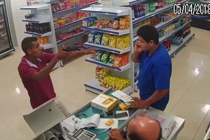 Sistema de segurança flagra homem durante assalto a mercadinho