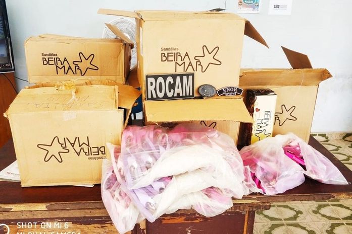 Suspeito furtou caixas de sandálias de dentro de caminhão e foi preso após denúncia.
