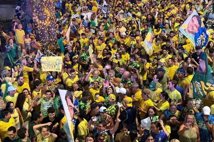 Alfredo Gaspar vai para o meio do povo e é aclamado por multidão no Bloquinho do 22 em João Pessoa