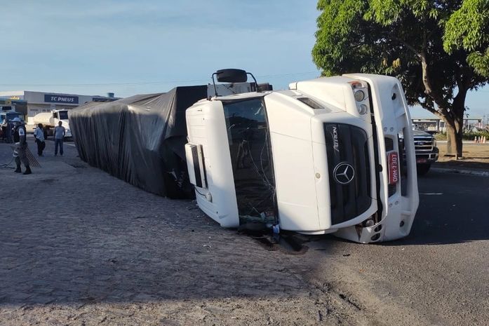 Motorista fica ferido após carreta tombar na AL-110