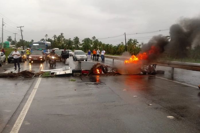 Manifestantes bloqueiam trecho da AL 101 Sul em Alagoas