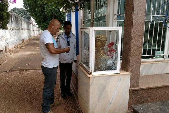 Túmulo de médium Chico Xavier é alvo de vandalismo em Minas