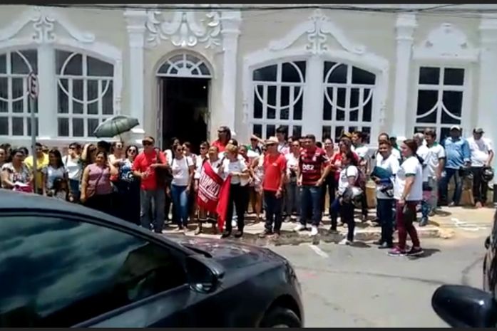 Julio Cézar – de férias há 13 dias – enfrenta protesto e paralisação de servidores em Palmeira