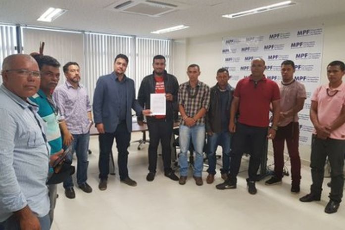 Procurador da República Bruno Lamenha recebe de lideranças indígenas manifesto contra medida provisória 870/2019