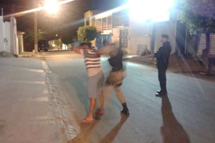 Guarda municipal é preso com arma de fogo durante operação em Inhapi