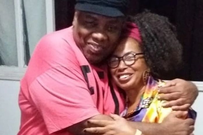 E, no Rio conversamos com o ator, cantor e compositor brasileiro, Sérgio Loroza.