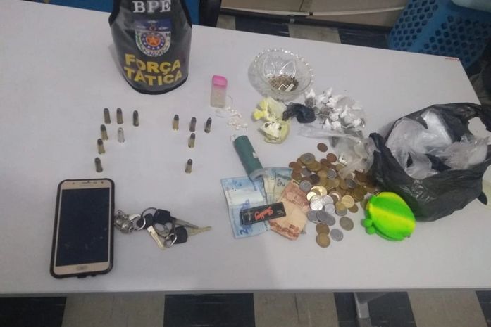 Jovem é preso vendendo cocaína e maconha em esquina na Villa Emater