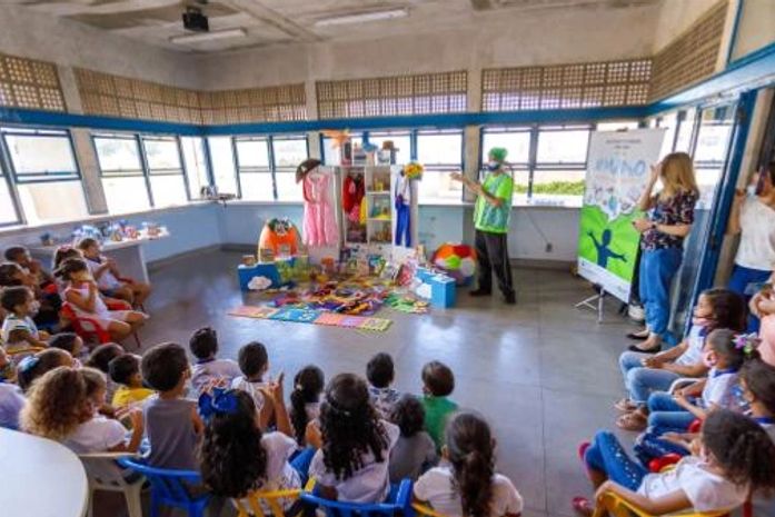 Projeto cultural entrega armarinhos cenográficos e oficinas para instituições de Maceió