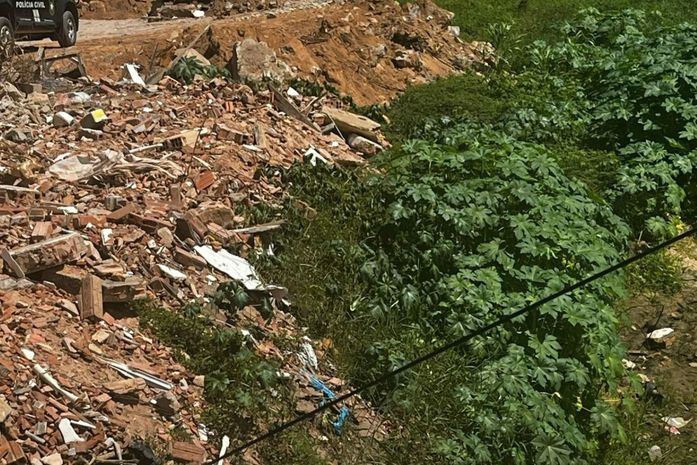 Homem é preso por crime ambiental após descarregar entulho dentro de rio, em Maceió