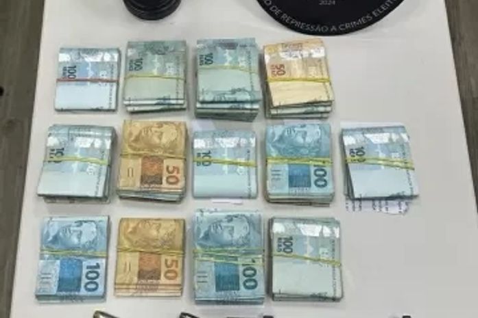 PF acha arma e R$ 63 mil ao prender 24 pessoas por compra de votos no RJ