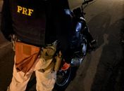 Motociclista sem capacete é preso com veículo roubado em Atalaia 