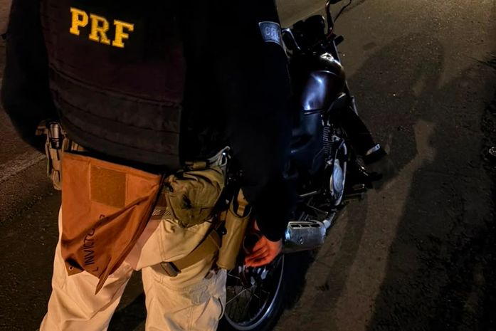 Motociclista sem capacete é preso com veículo roubado em Atalaia