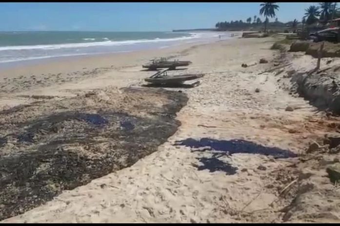 "Tirar o óleo da praia não é boniteza.É pra sobrevivêcia"- afirma Seu Joselito Pereira, 67 anos , pescador desde os 12 anos,em Alagoas