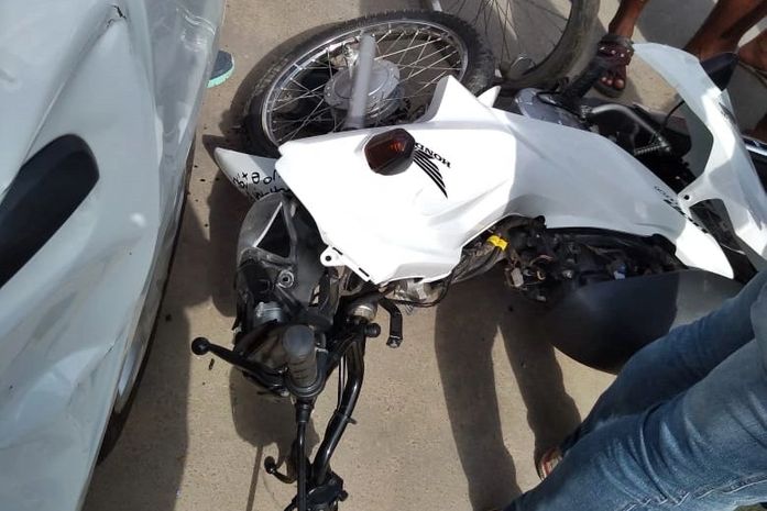 Colisão envolvendo carro de passeio e moto deixou uma pessoa ferida em São Miguel