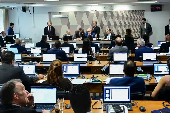 Em votação unânime, CCJ do Senado rejeita e enterra PEC da Blindagem