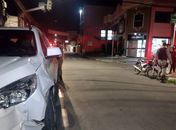 Motociclista fratura perna após colisão com carro no Centro de Arapiraca