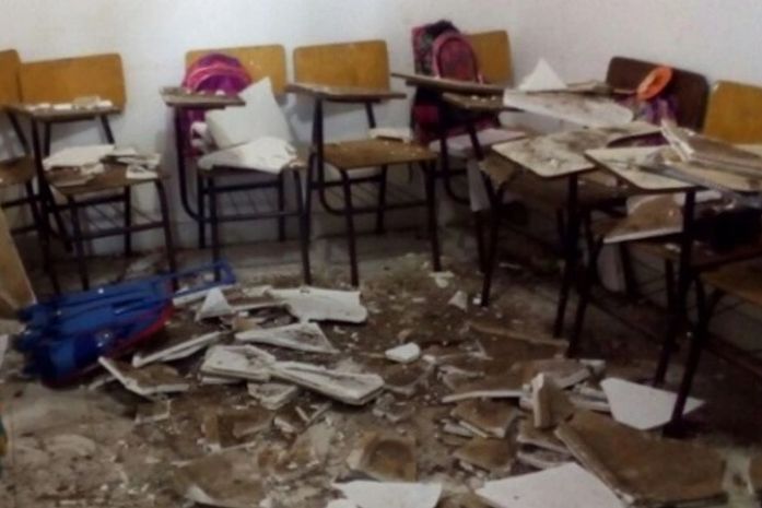 Sala de aula onde parte de teto desabou