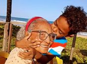 
-Só vai ganhar  o chocolate, depois de comer tudo, viu, vó?- disse o menino
