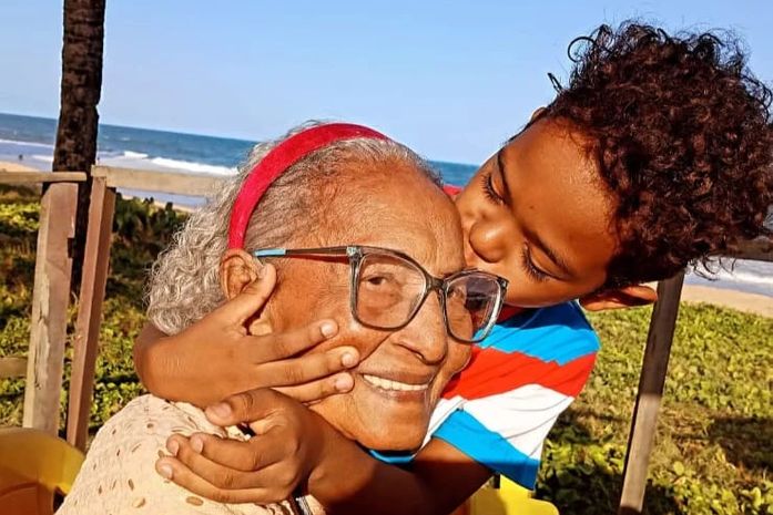 -Só vai ganhar o chocolate, depois de comer tudo, viu, vó?- disse o menino