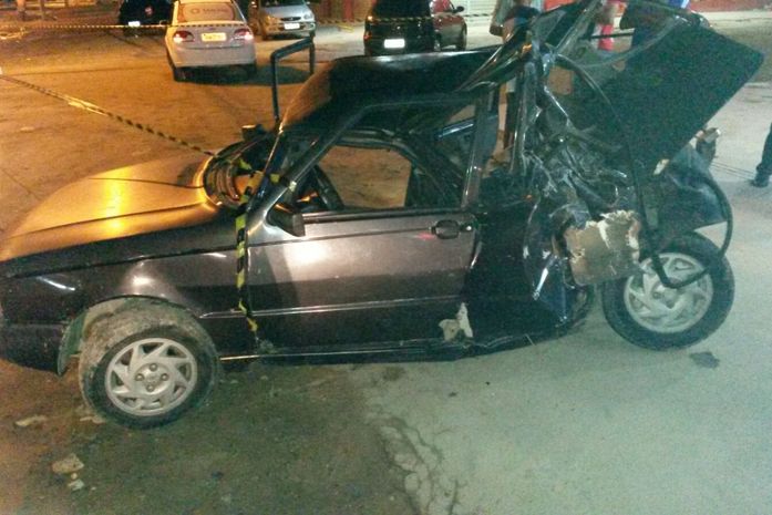 Cinco pessoas ficam feridas em colisão entre carro e guincho