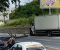 Caminhão derruba poste, deixa passageiros de van ilhados e causa congestionamento em Maceió