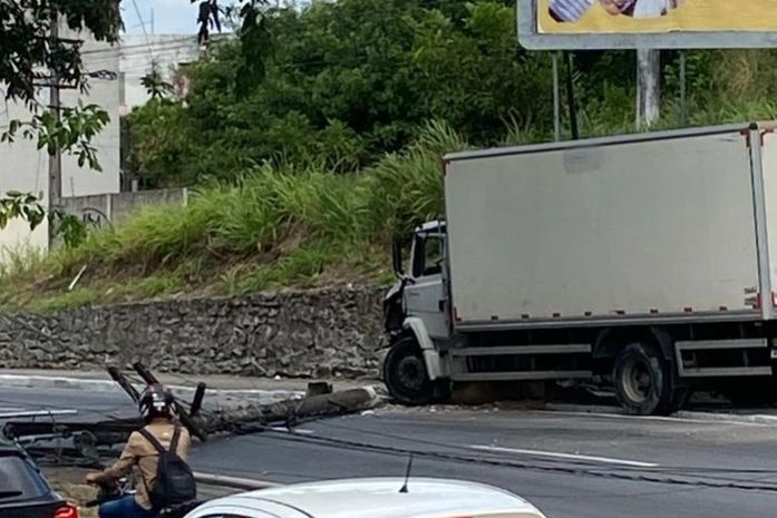 Caminhão derruba poste, deixa passageiros de van ilhados e causa congestionamento em Maceió