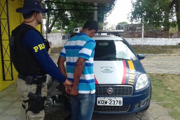 Durante operação nas rodovias, PRF prende duas pessoas com arma e drogas