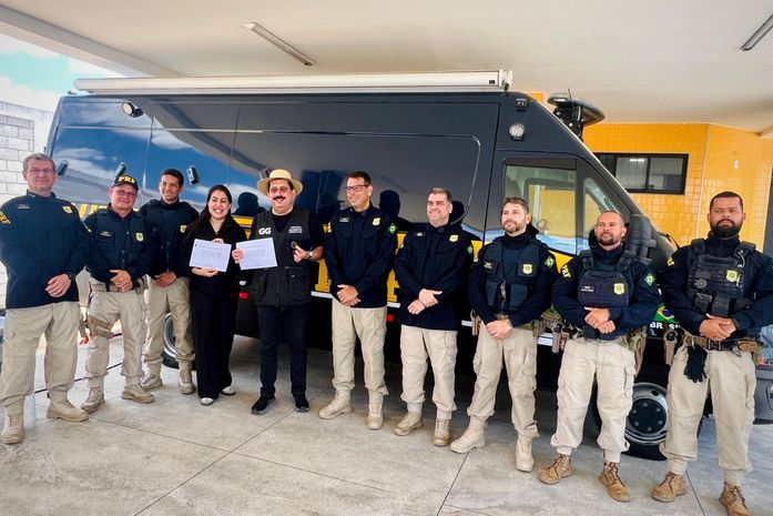 Prefeito Gilberto e Deputada Gabi Gonçalves recebem homenagem pela instalação de iluminação em LED nos arredores do posto da PRF em Rio Largo