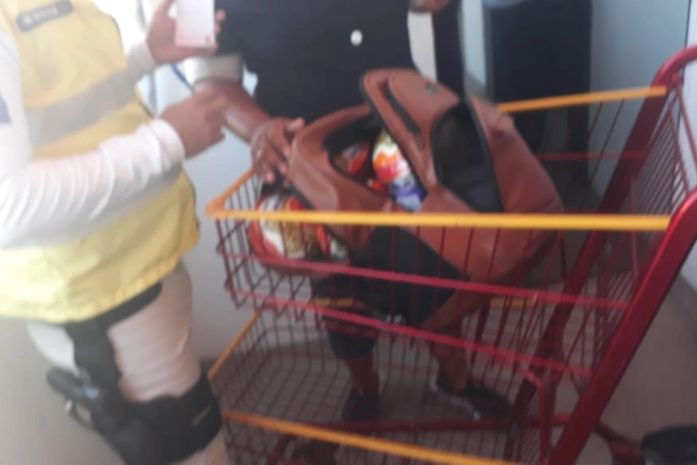 Suspeita de furtar peças de queijo do reino em supermercado é presa