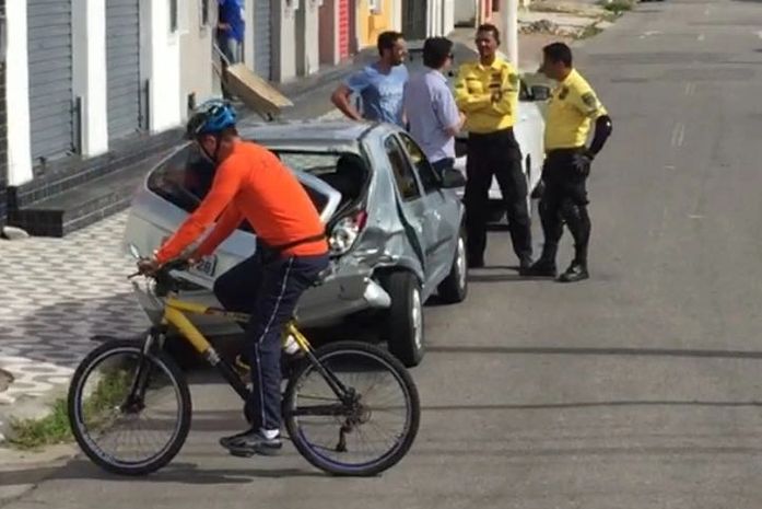 VLT colide com veículo em cruzamento no Poço