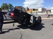 Carro capota após se envolver em colisão no Centro de Maceió