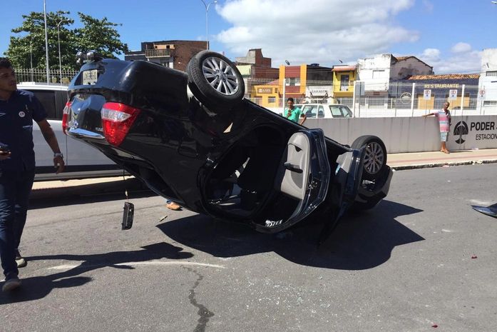 Carro capota após se envolver em colisão no Centro de Maceió