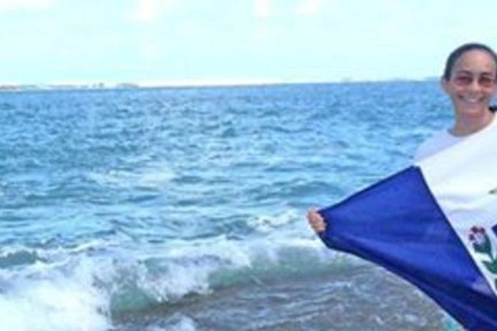 Heloisa Helena levantando a bandeira de Alagoas