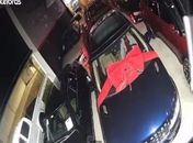 Vídeo: dupla furta veículo de mais de R$ 500 mil de loja na parte alta de Maceió