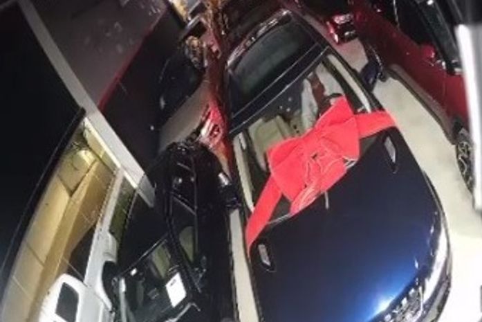 Vídeo: dupla furta veículo de mais de R$ 500 mil de loja na parte alta de Maceió