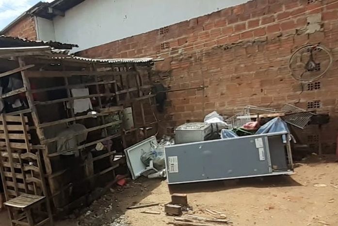 Na porta de um insalubre casebre, com os pés descalços , envolvidos, pela lama da calçada, a preta disse que não lhe faltava nada. Com as graças de Deus