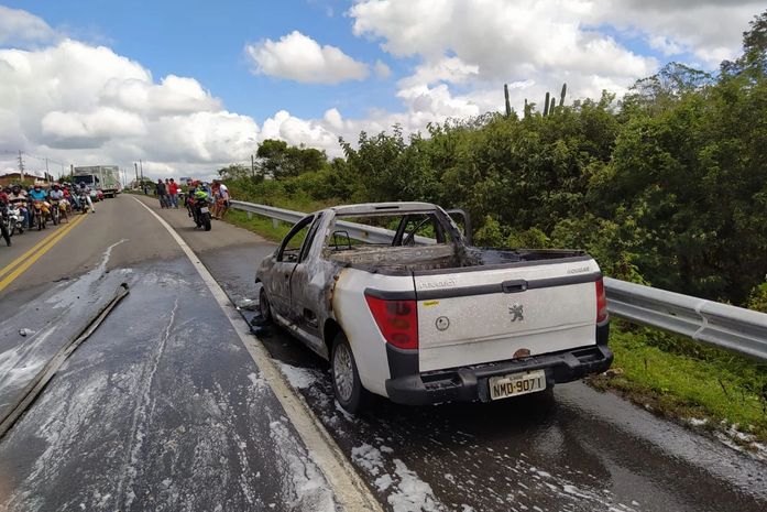 Carro pegou na BR-316, em Santana do Ipanema 