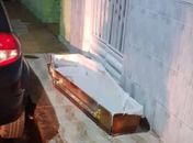 Após discussão com irmã, homem desenterra corpo de pai e leva caixão para casa  