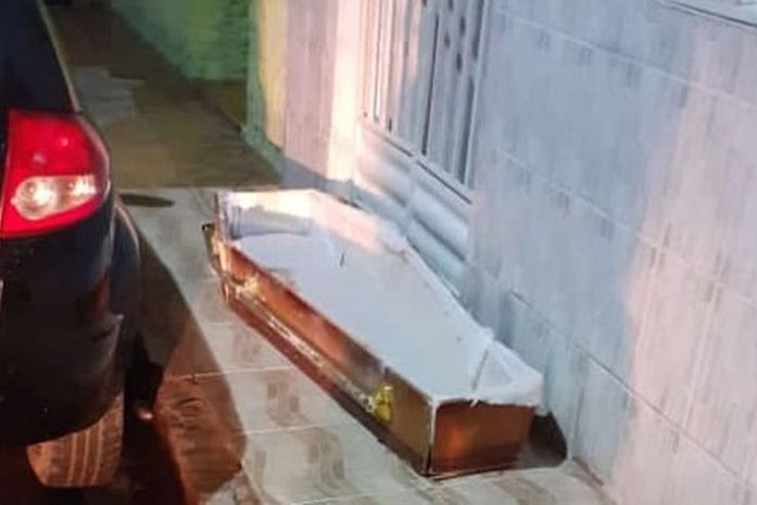 Após discussão com irmã, homem desenterra corpo de pai e leva caixão para casa