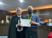 Mesário de 90 anos é homenageado com Medalha do Mérito Eleitoral