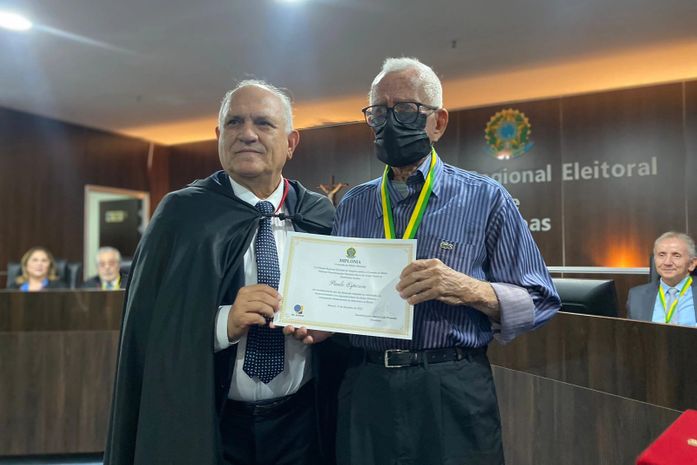Mesário de 90 anos é homenageado com Medalha do Mérito Eleitoral