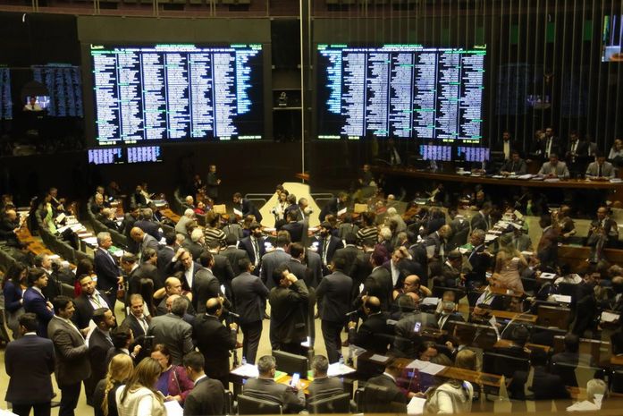 Promulgada PEC que dá sinal verde para megaleilão do pré-sal