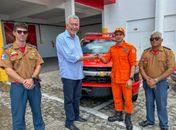 Paulão entrega viatura e botes salva-vidas ao Corpo de Bombeiros