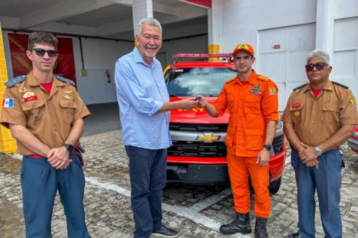 Paulão entrega viatura e botes salva-vidas ao Corpo de Bombeiros