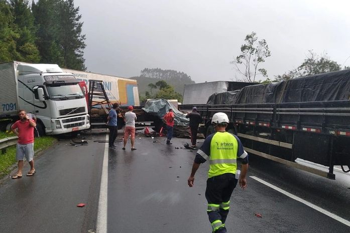 Engavetamento entre quatro carretas interdita totalmente a rodovia Régis Bittencourt, SP